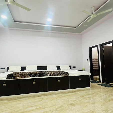 Hotel Rudra Residency Near Railway Station Mathura Esterno foto