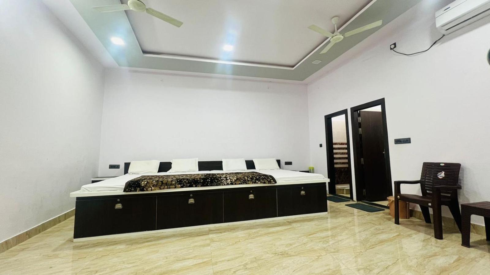 Hotel Rudra Residency Near Railway Station Mathura Esterno foto