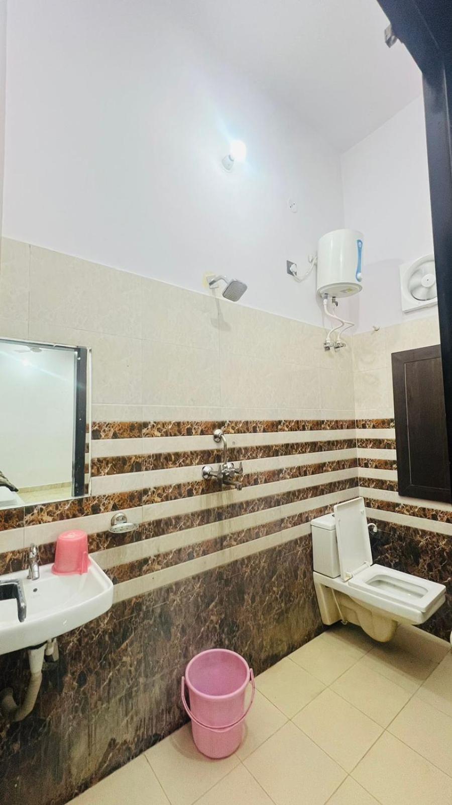Hotel Rudra Residency Near Railway Station Mathura Esterno foto