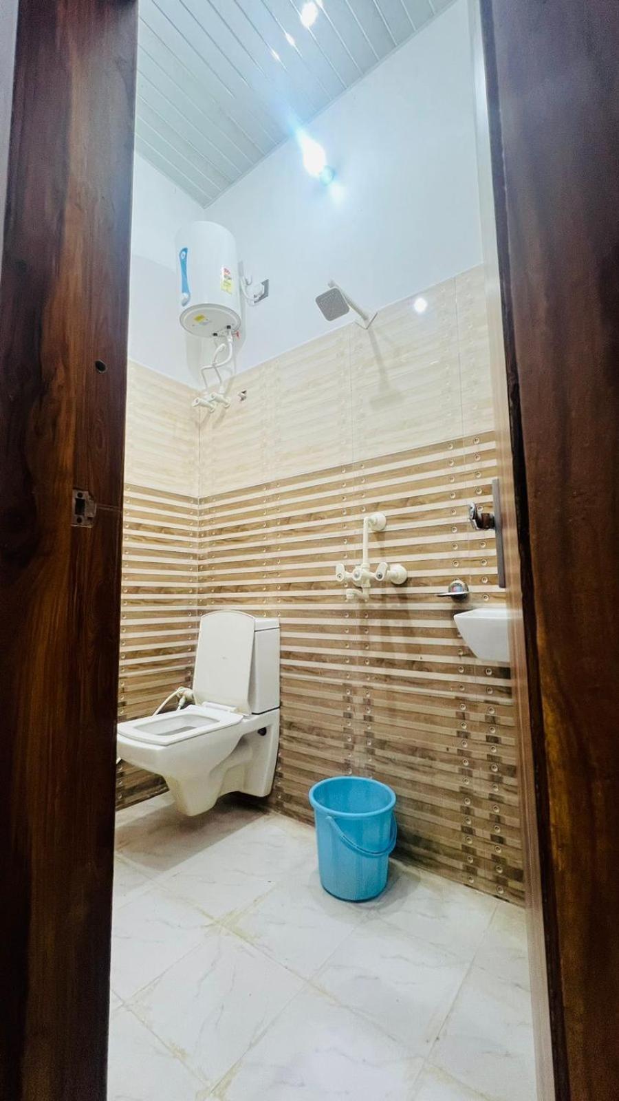 Hotel Rudra Residency Near Railway Station Mathura Esterno foto