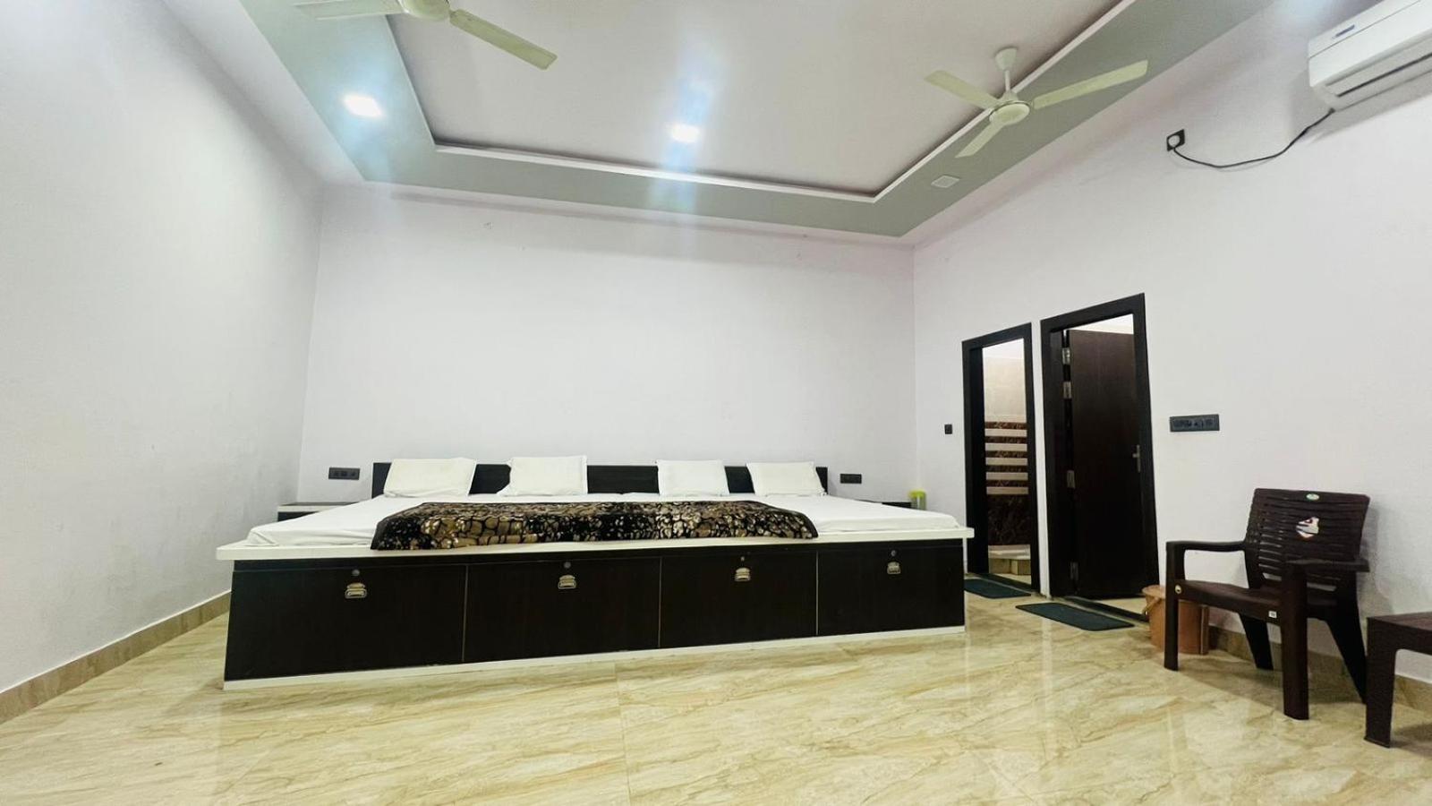 Hotel Rudra Residency Near Railway Station Mathura Esterno foto