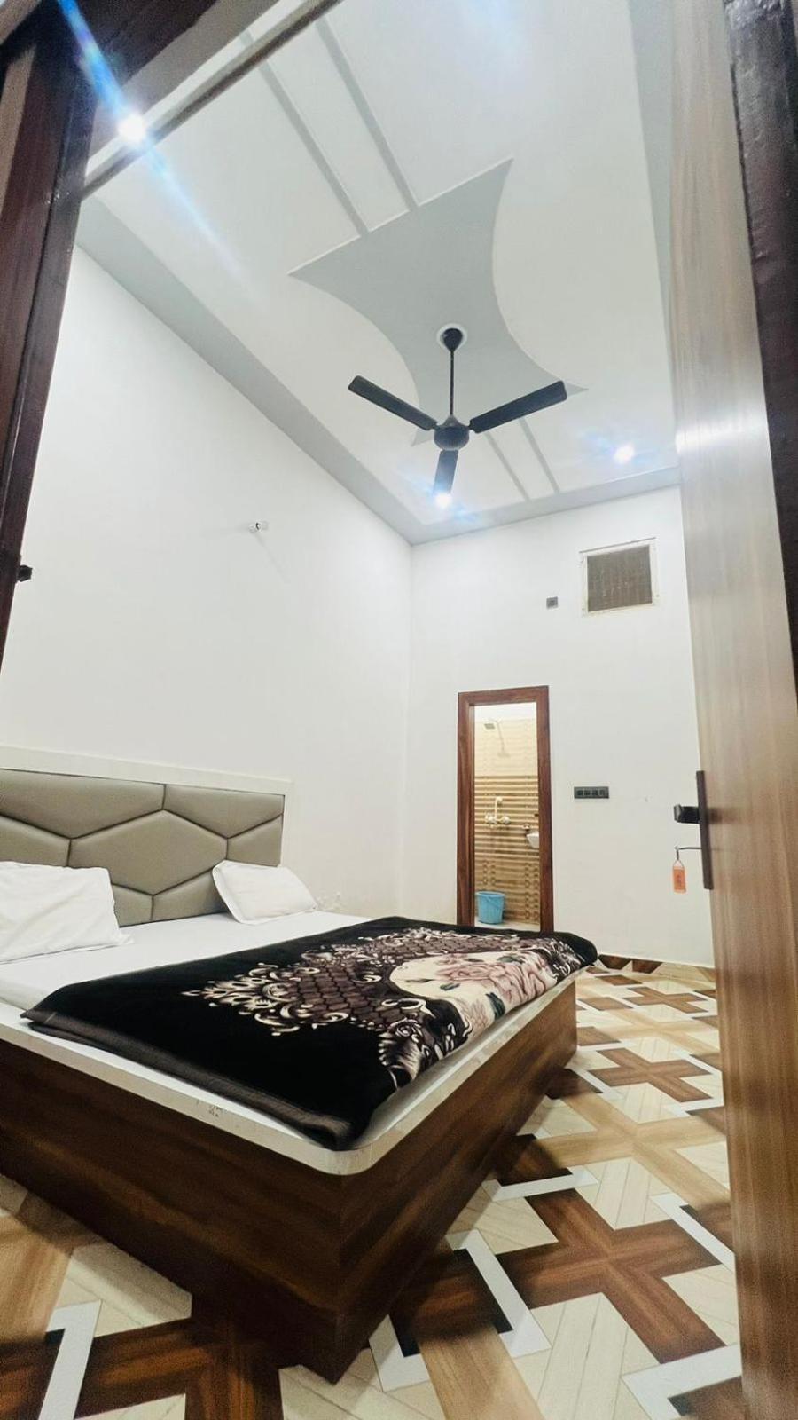 Hotel Rudra Residency Near Railway Station Mathura Esterno foto