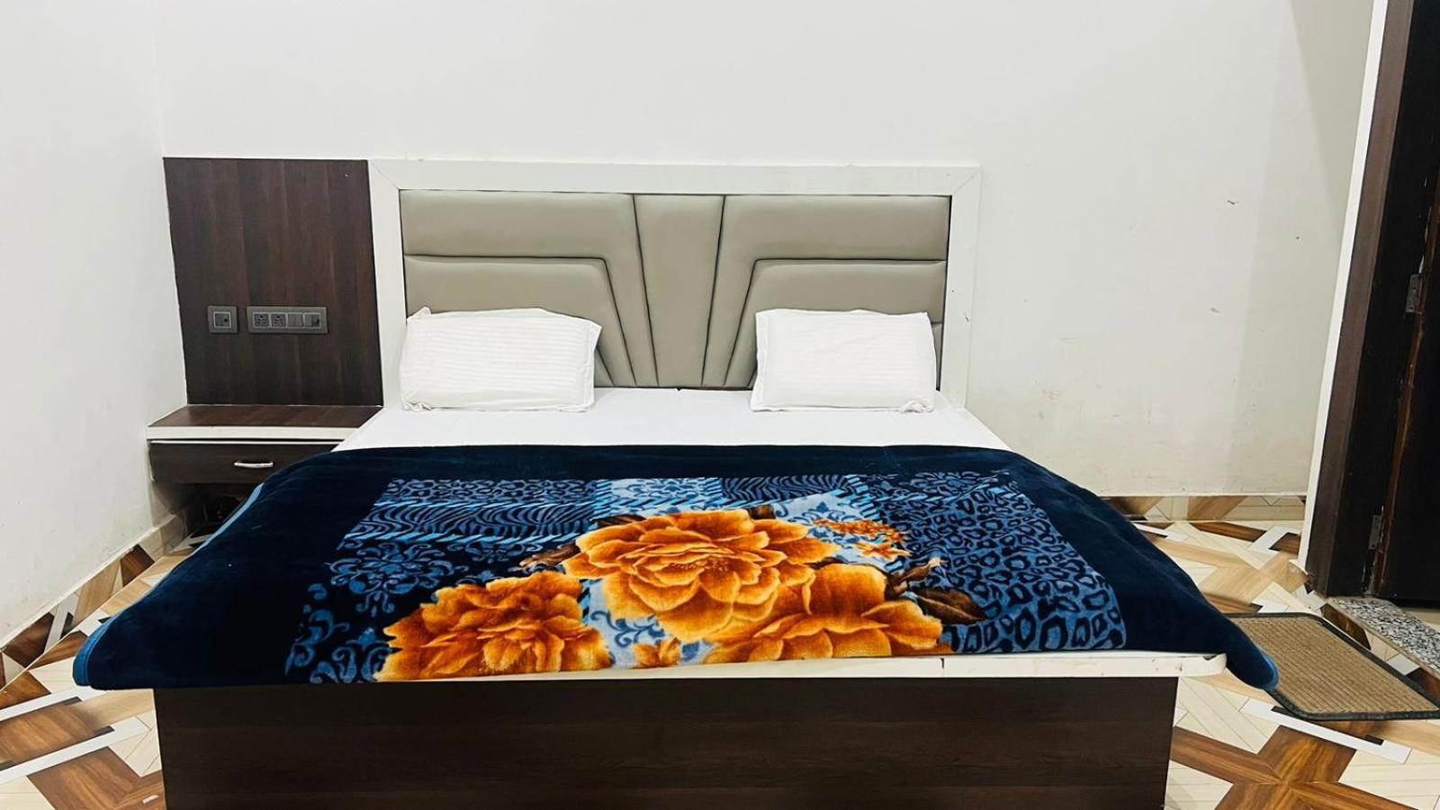 Hotel Rudra Residency Near Railway Station Mathura Esterno foto