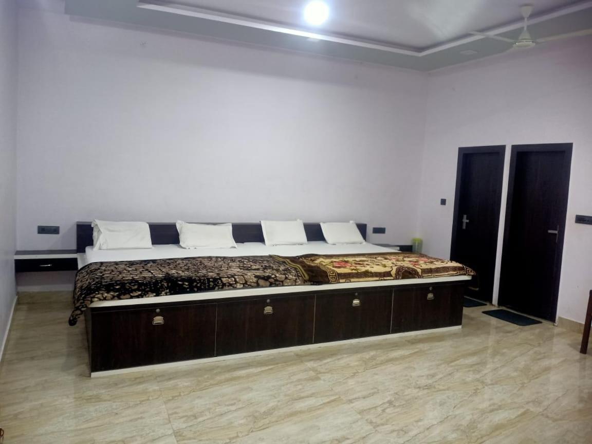 Hotel Rudra Residency Near Railway Station Mathura Esterno foto
