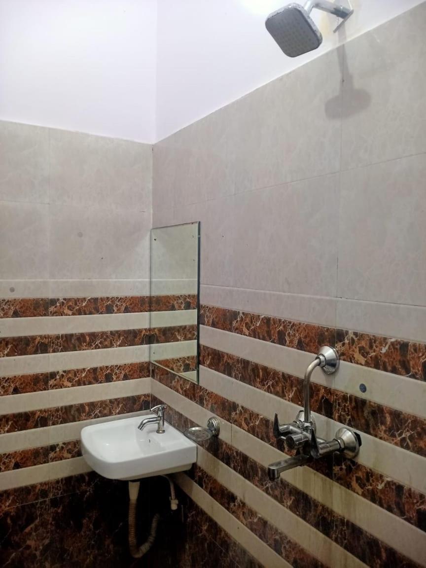 Hotel Rudra Residency Near Railway Station Mathura Esterno foto